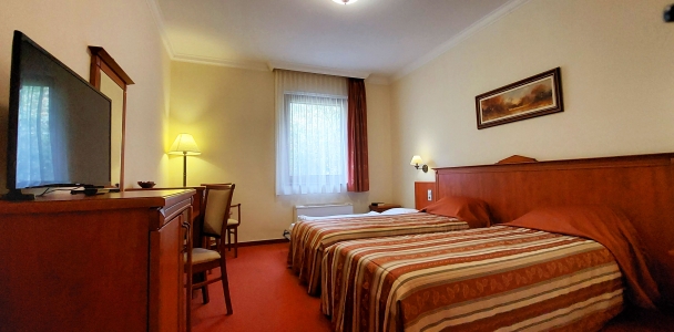 Főépületi hotelszoba 2 (+ 1)  ágyas